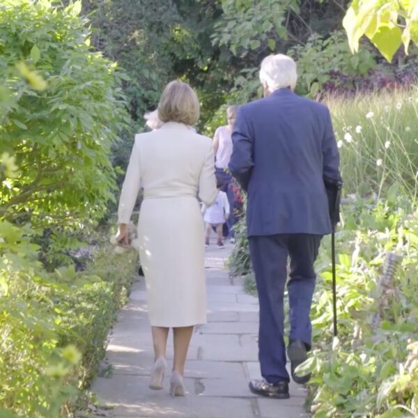 couples-walking